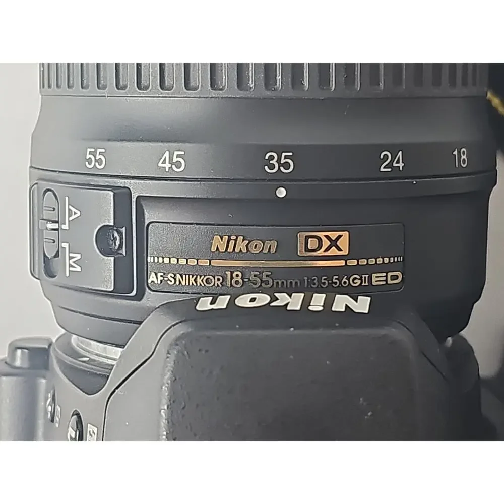 Nikon D40 Digital DSLR Camera w/ AF-S Nikkor 18-55 MM 1:3.5-5.6G & Charger 4911